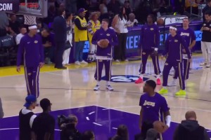 笑死！🤣八村代替老詹执行魔性赛前仪式，多次尝试还是搞砸了